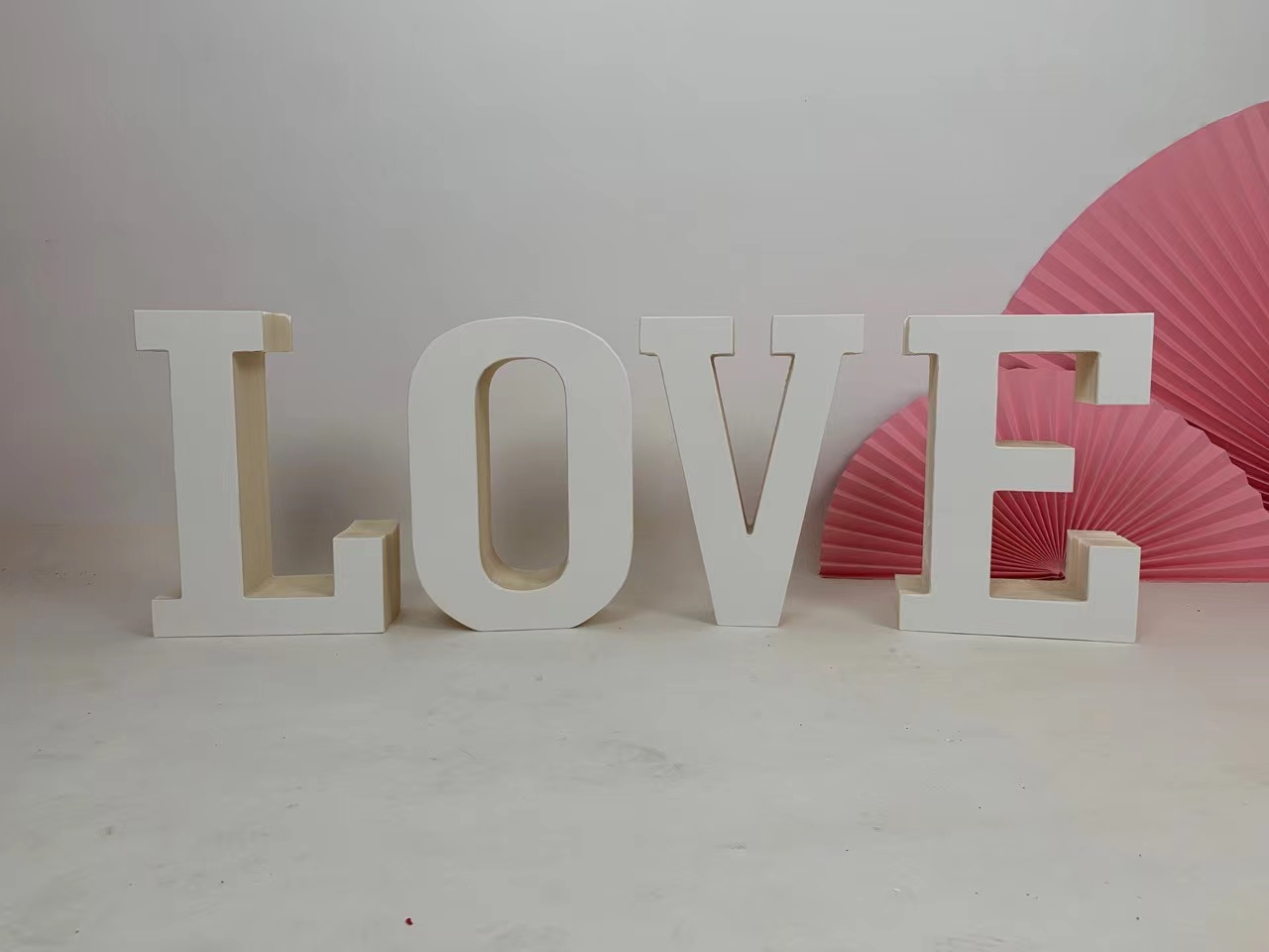 קישוט נייר ענק LOVE לבן קישוט נייר ענק LOVE לבן