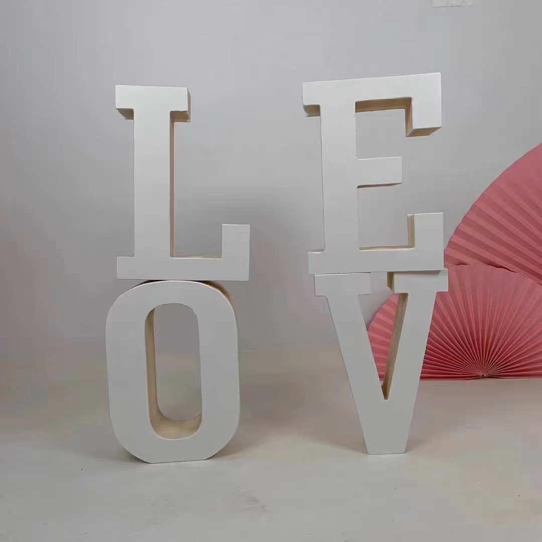 קישוט נייר ענק LOVE לבן קישוט נייר ענק LOVE לבן