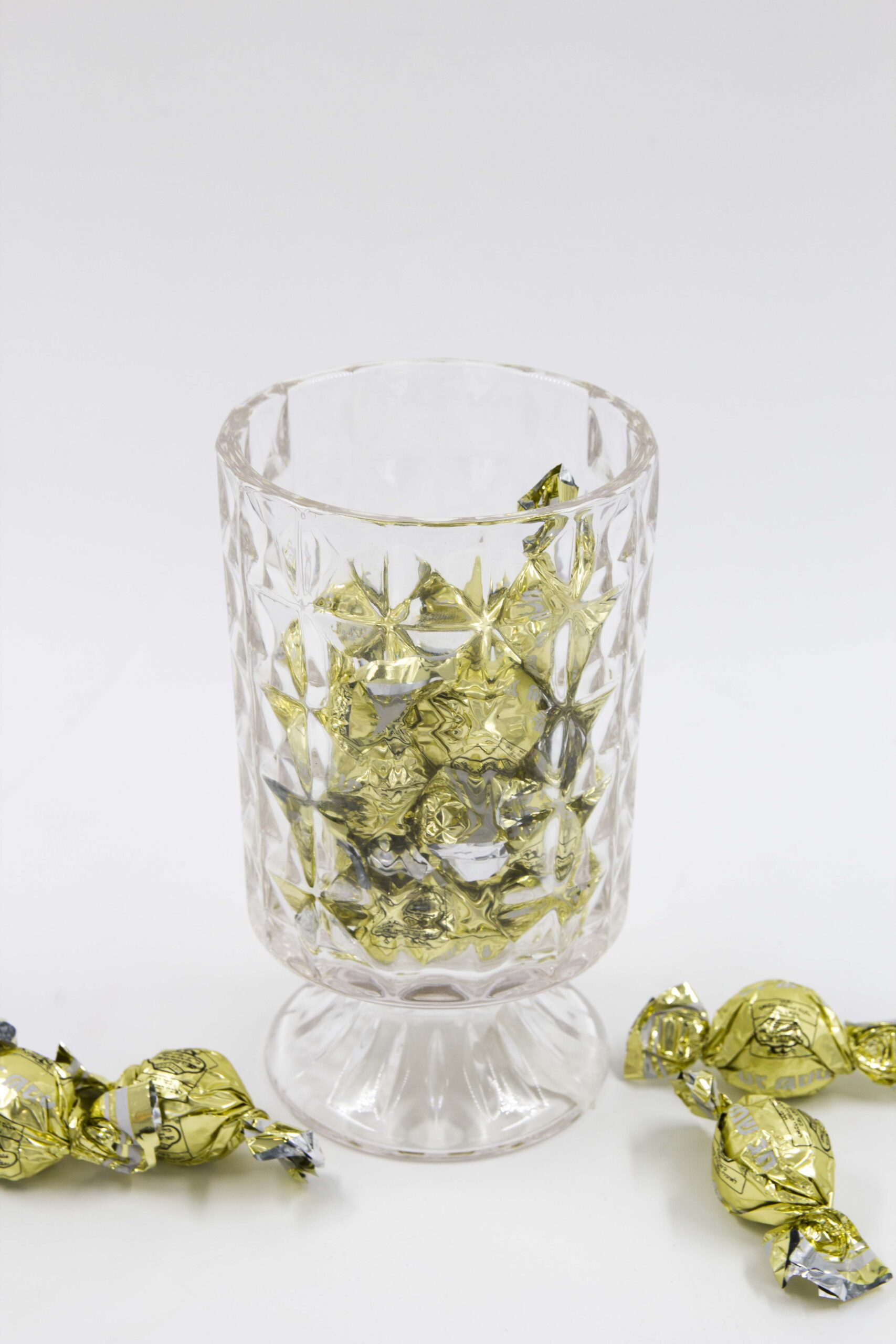 ואזה זכוכית מעוטרת על רגל ואזה זכוכית מעוטרת על רגל