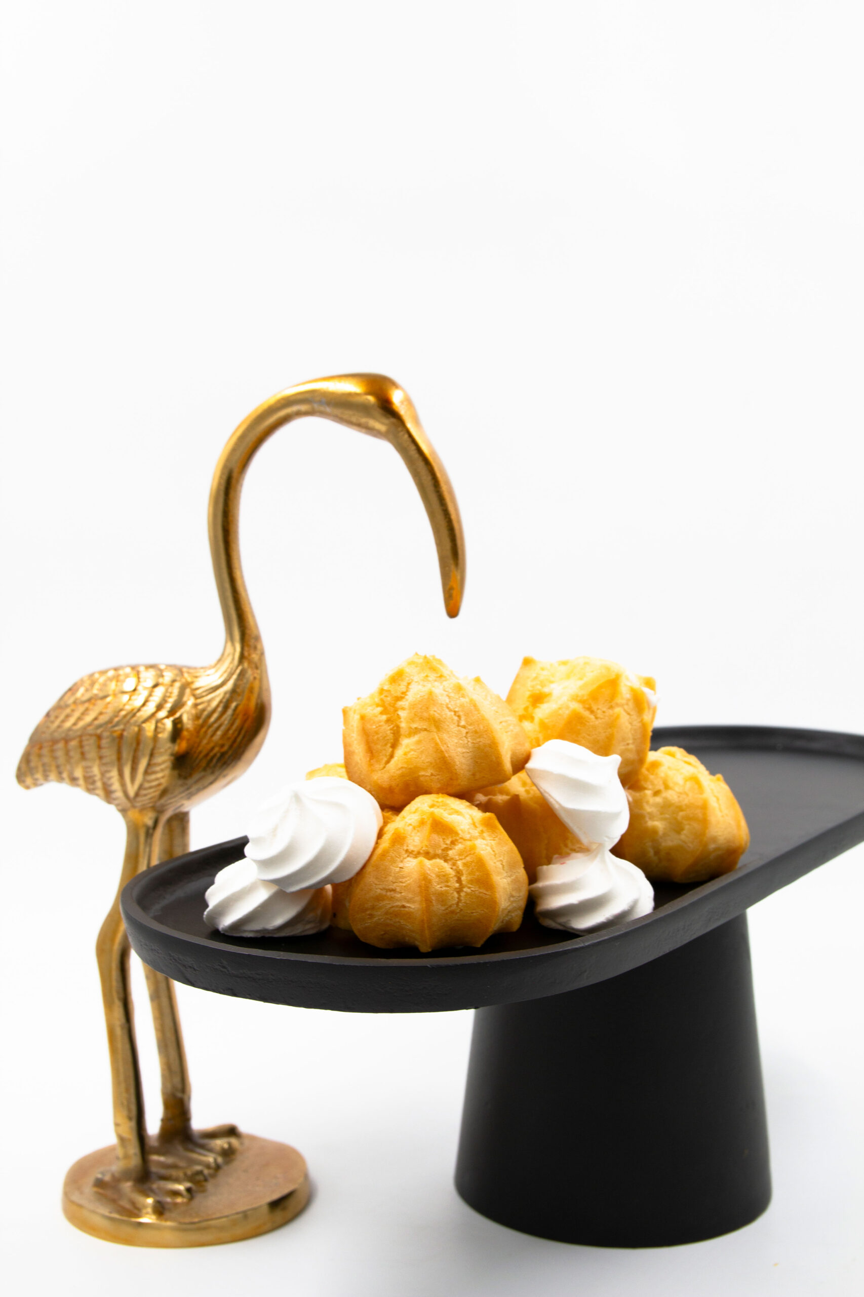 מגש על רגל שחור