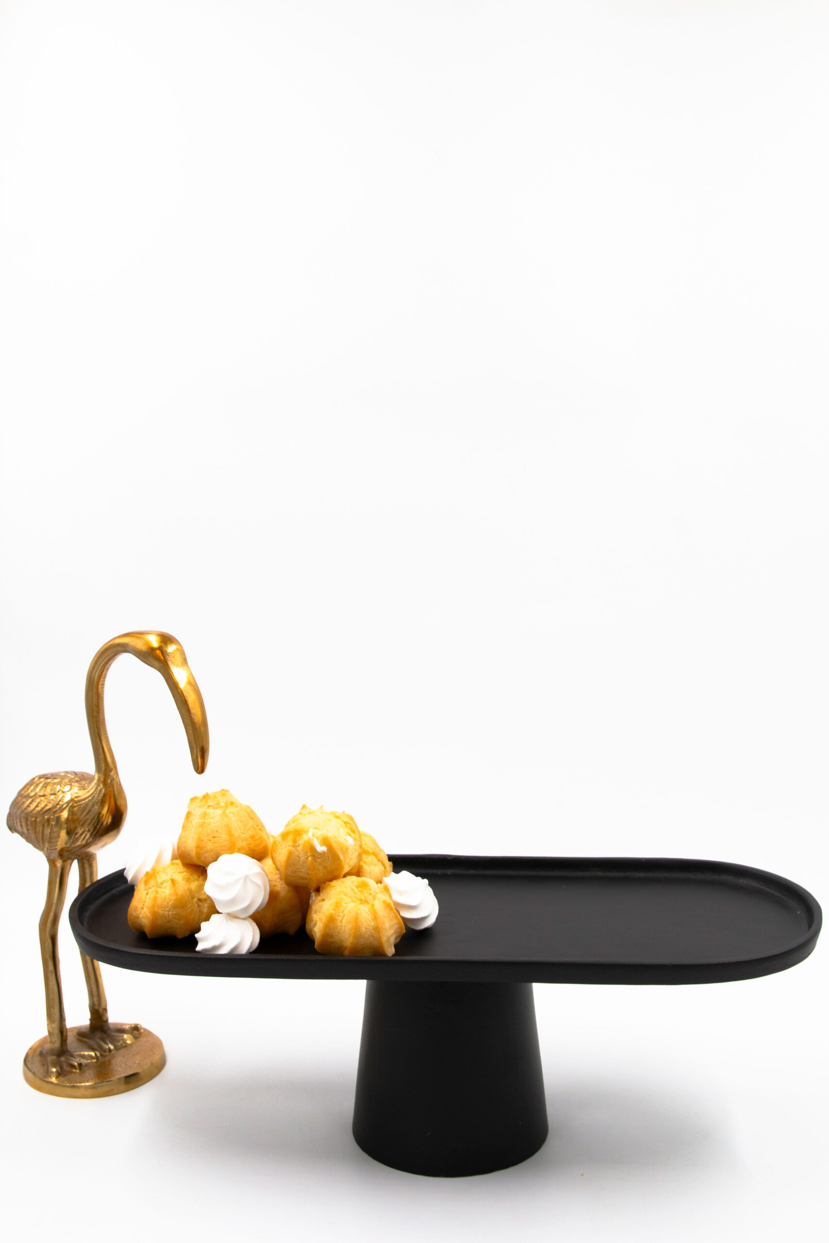 מגש על רגל שחור