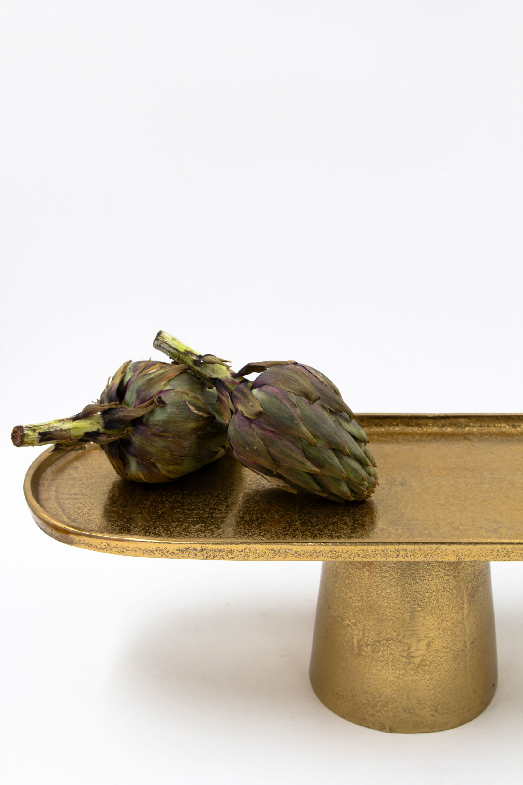 מגש על רגל זהב