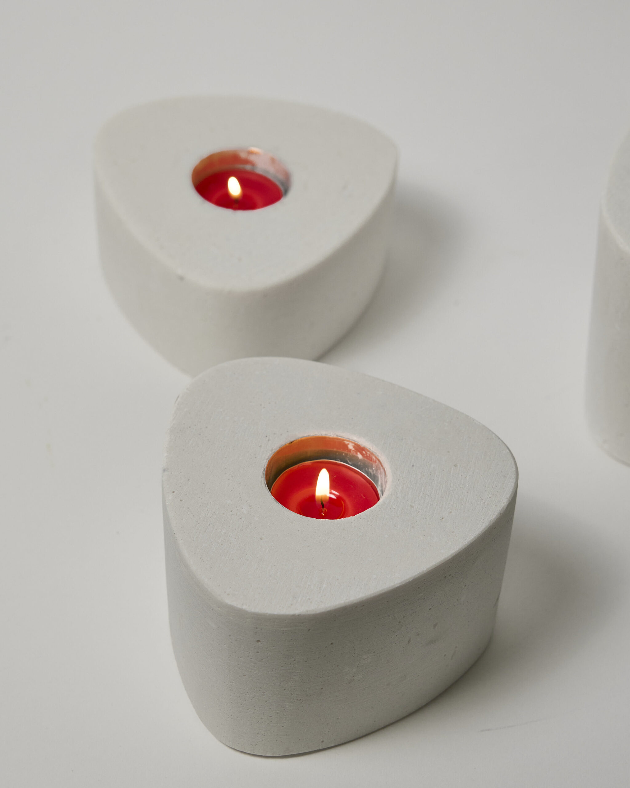 פמוט TRIPLE בטון לבן