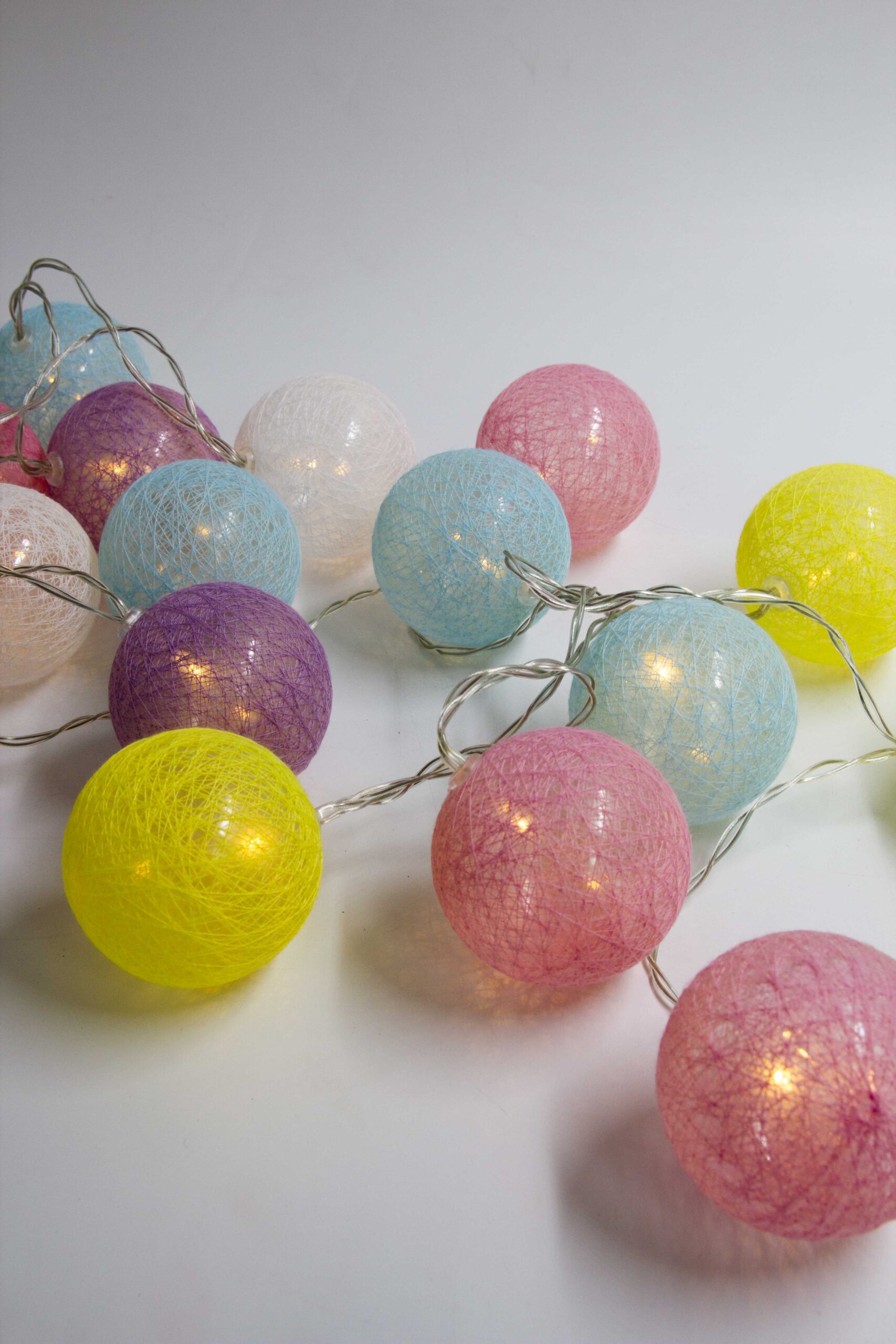 שרשרת כדורי לד צבעוני שרשרת כדורי לד צבעוני