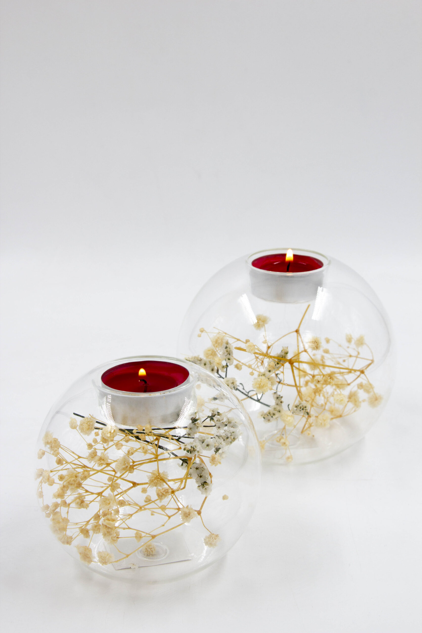 פמוט כדור עם פרחים יבשים לבן פמוט כדור עם פרחים יבשים לבן