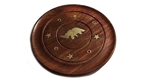 מעמד לקטורת תחתית עץ עם גילופים לקטורות וקונוסים מעמד לקטורת תחתית עץ עם גילופים לקטורות וקונוסים