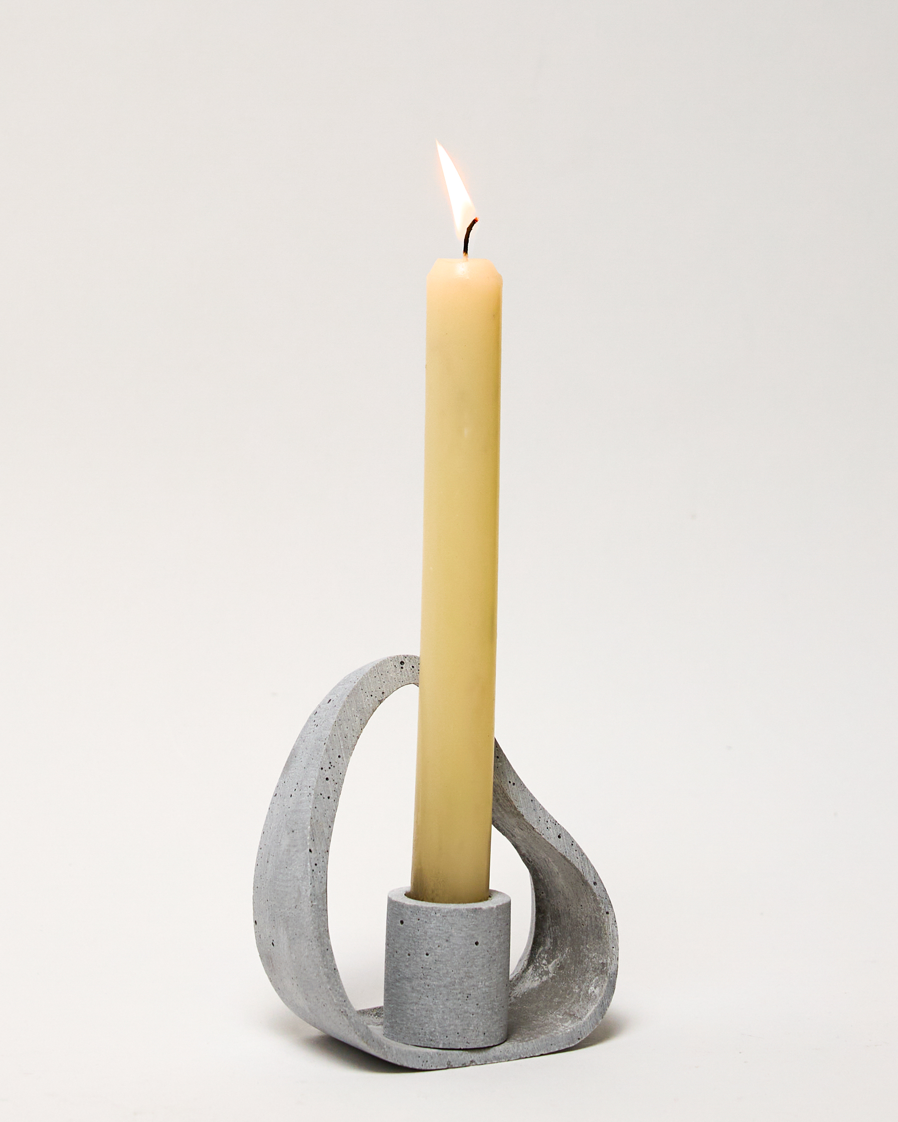 פמוט בטון מעוצב