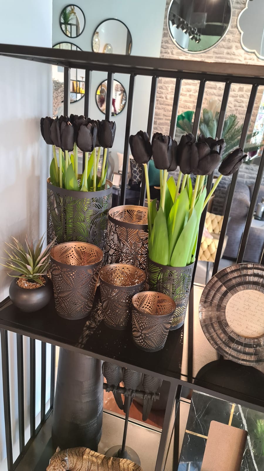 מעמד לנר בלאק אנד גולד מנוקד מעמד לנר בלאק אנד גולד מנוקד