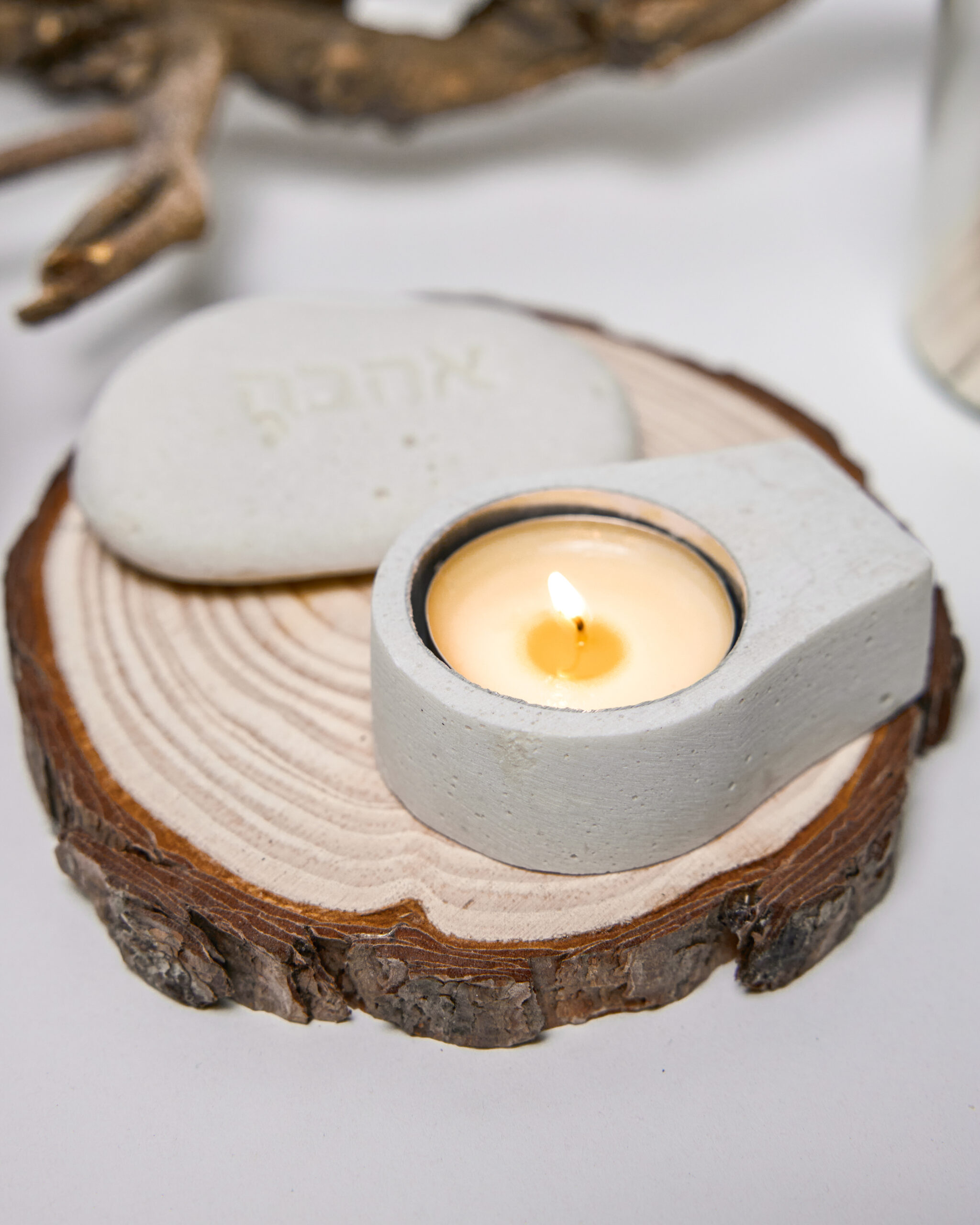 פמוט TAI בטון לבן פמוט TAI בטון לבן