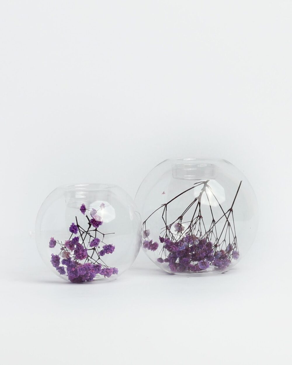 נר פמוט כדור עם פרחים יבשים סגול