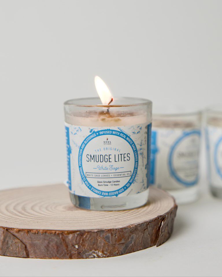 מארז נר טבעי בכוס קטנה סמאדג ' מרווה לבנה