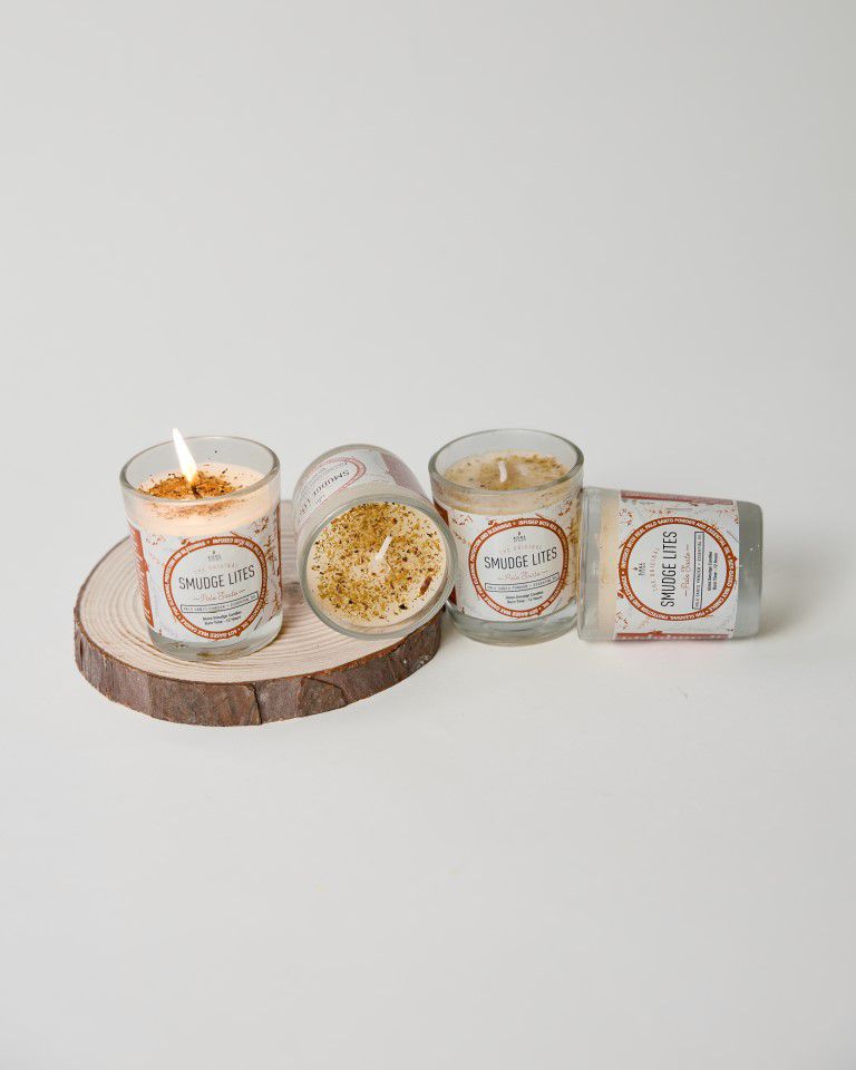 מארז נר טבעי בכוס קטנה סמאדג' פאלו סנטו