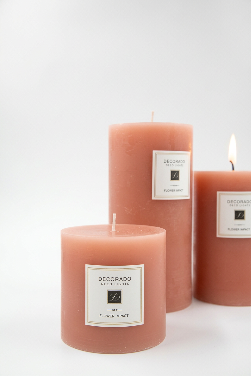 נר ריחני ורוד פודרה קוטר 10 ס"מ FLOWER IMPACT (לוגו לבן)