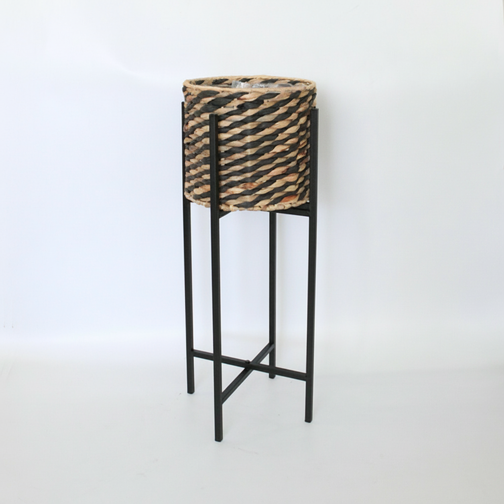 סלסלת קש על רגלי מתכת 70 סמ