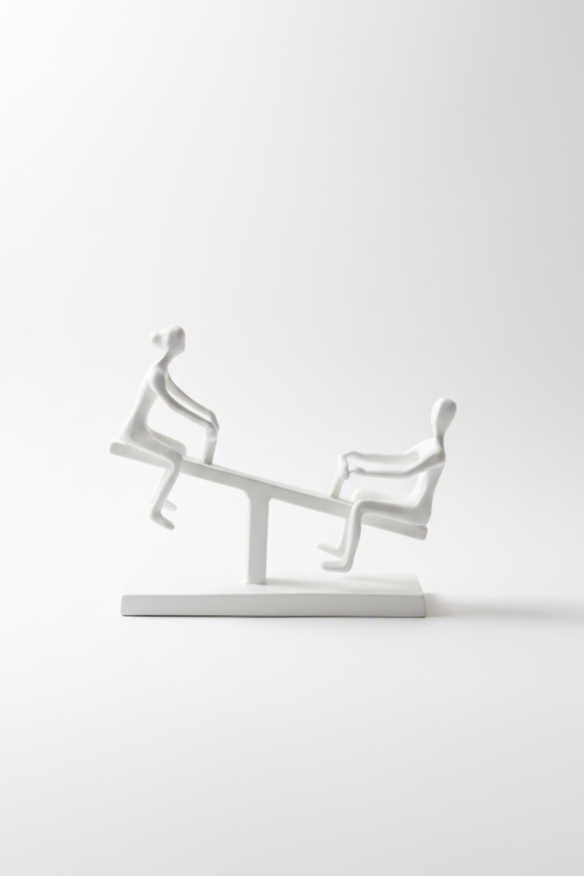 פסל יציקת מתכת "נדנדה" לבן